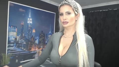 Snapshot of laras_moans chatting on December 29, 9:06 am laras_moans online show from December 29, 9:06 am