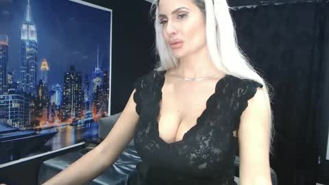 Snapshot of laras_moans chatting on January 1, 2:42 pm laras_moans online show from January 1, 2:42 pm
