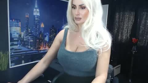 Snapshot of laras_moans chatting on January 27, 11:54 am laras_moans online show from January 27, 11:54 am