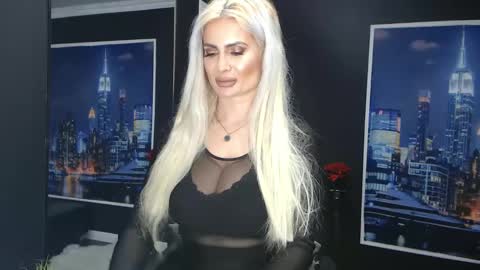 Snapshot of laras_moans chatting on March 2, 2:21 pm laras_moans online show from March 2, 2:21 pm