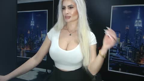 Snapshot of laras_moans chatting on March 3, 6:48 am laras_moans online show from March 3, 6:48 am