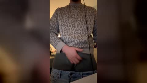 Snapshot of largedick1331 chatting on December 19, 1:34 am largedick1331 online show from December 19, 1:34 am