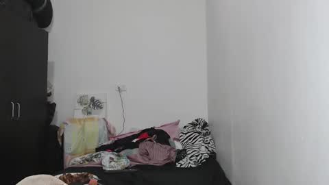 Snapshot of latin_meg chatting on December 18, 12:21 am M E G A N online show from December 18, 12:21 am