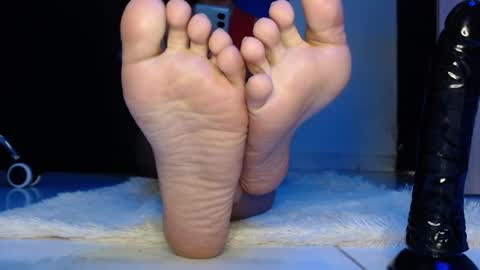 Snapshot of latinfeetqos chatting on December 18, 6:10 am Martina April online show from December 18, 6:10 am