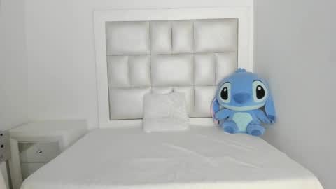 laura__js_ online show from November 4, 4:11 am