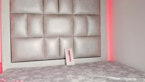 laura__js_ online show from November 28, 6:16 am