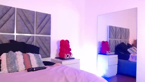 laura_dicardy online show from November 18, 7:40 pm