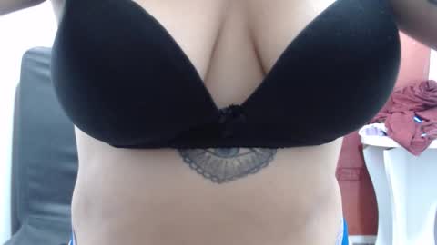  Laura  online show from October 22, 3:23 pm