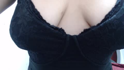  Laura  online show from November 3, 6:25 am