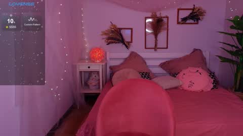 Snapshot of laura_palmerrrr chatting on November 21, 2:43 am Miss Laura online show from November 21, 2:43 am