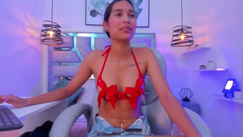 Snapshot of laura_stuar chatting on November 8, 12:49 pm laura stuar online show from November 8, 12:49 pm