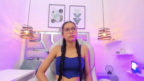 Snapshot of laura_stuar chatting on November 26, 1:12 pm laura stuar online show from November 26, 1:12 pm