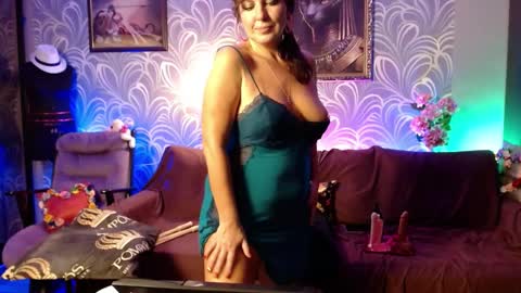 Laura online show from December 15, 6:59 pm