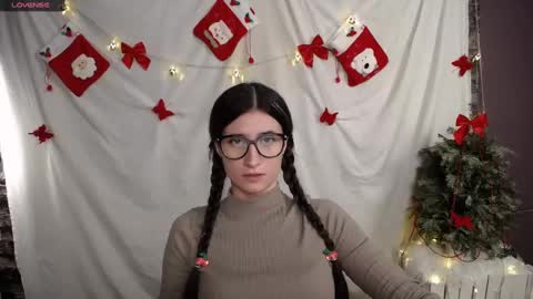 Snapshot of lauradre_ chatting on December 12, 12:01 pm Laura online show from December 12, 12:01 pm