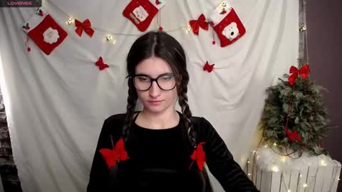 Snapshot of lauradre_ chatting on December 13, 3:21 pm Laura online show from December 13, 3:21 pm