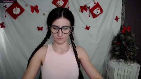 Snapshot of lauradre_ chatting on December 23, 9:05 am Laura online show from December 23, 9:05 am