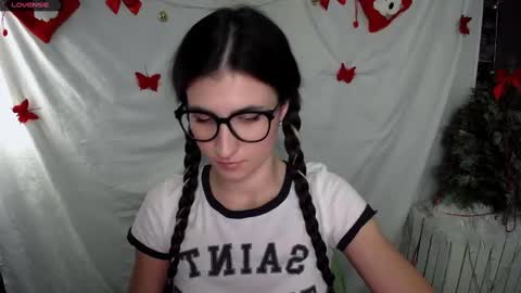 Snapshot of lauradre_ chatting on January 3, 8:43 am Laura online show from January 3, 8:43 am