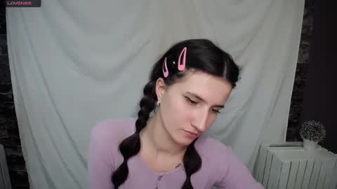 Snapshot of lauradre_ chatting on February 20, 2:24 pm Laura online show from February 20, 2:24 pm