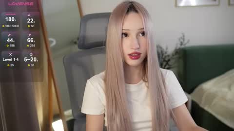 Laura online show from October 15, 2:39 pm