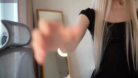 Laura online show from November 6, 7:53 am