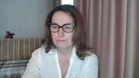 Lauraoven1 online show from February 24, 1:10 pm