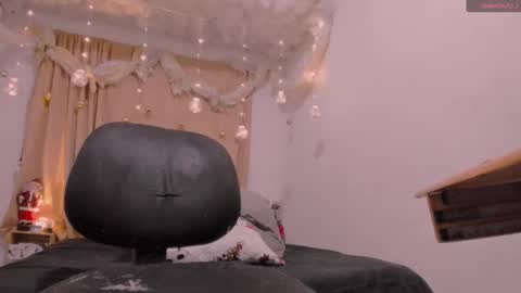 Snapshot of lauu_g chatting on December 2, 3:37 am Lauu G online show from December 2, 3:37 am