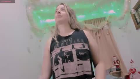 Snapshot of lauu_g chatting on December 9, 3:50 am Lauu G online show from December 9, 3:50 am