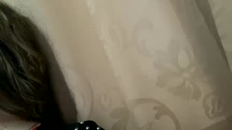 Snapshot of lauu_g chatting on December 22, 1:23 am Lauu G online show from December 22, 1:23 am