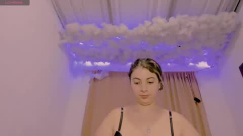 Snapshot of lauu_g chatting on January 23, 6:28 am Lauu G online show from January 23, 6:28 am