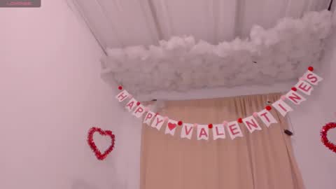 Snapshot of lauu_g chatting on February 8, 6:54 am Lauu G online show from February 8, 6:54 am