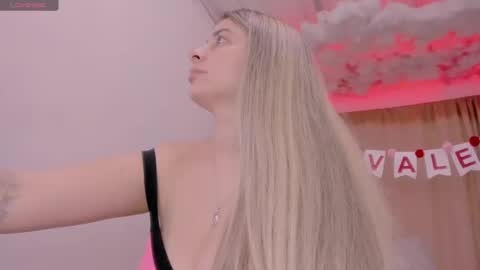 Snapshot of lauu_g chatting on February 15, 6:12 am Lauu G online show from February 15, 6:12 am