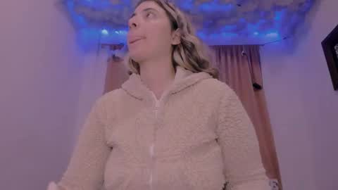 Snapshot of lauu_g chatting on March 1, 7:41 am Lauu G online show from March 1, 7:41 am