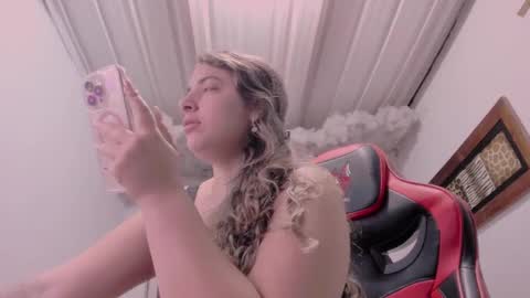 Snapshot of lauu_g chatting on September 17, 9:11 am Lauu G online show from September 17, 9:11 am