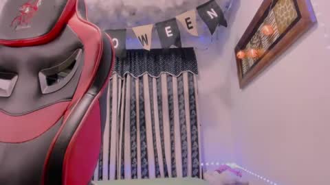 Snapshot of lauu_g chatting on October 11, 10:14 am Lauu G online show from October 11, 10:14 am