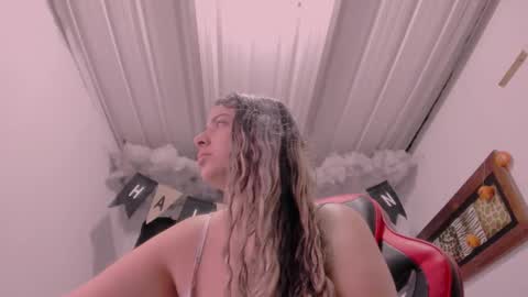 Snapshot of lauu_g chatting on October 27, 11:25 am Lauu G online show from October 27, 11:25 am