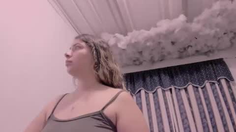 Snapshot of lauu_g chatting on November 12, 9:42 am Lauu G online show from November 12, 9:42 am