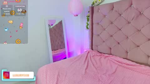 Snapshot of lauxury_ chatting on November 8, 3:18 am lau online show from November 8, 3:18 am