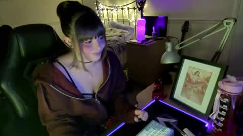 Lavenderrzz online show from November 19, 2:28 pm