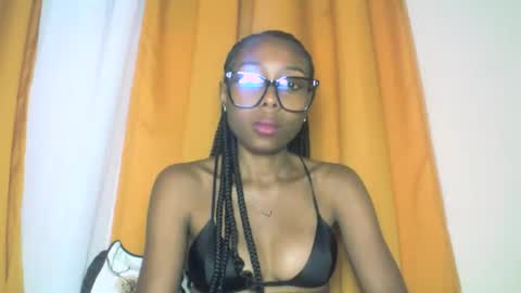 layannek online show from October 24, 7:10 pm