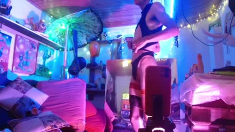 Laye19 online show from December 11, 6:25 am