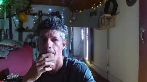 Laye19 online show from December 30, 3:24 pm