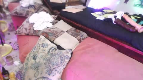 Laye19 online show from January 18, 6:10 pm