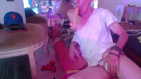 Laye19 online show from January 21, 6:02 pm