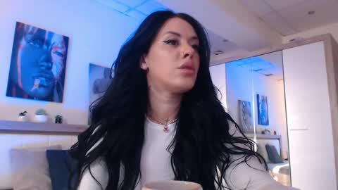 laylacruz online show from March 5, 5:40 am