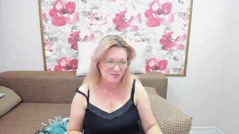 Snapshot of lea_fruit chatting on December 16, 7:21 pm Lea online show from December 16, 7:21 pm