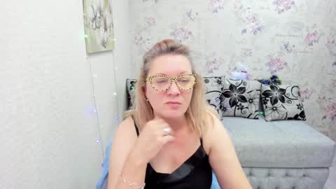 Snapshot of lea_fruit chatting on December 30, 11:37 am Lea online show from December 30, 11:37 am