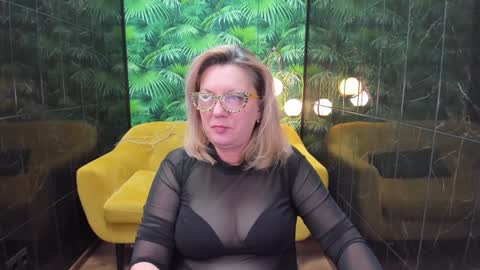 Snapshot of lea_fruit chatting on January 2, 8:06 am Lea online show from January 2, 8:06 am