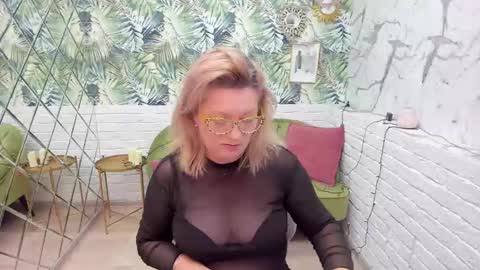 Snapshot of lea_fruit chatting on January 4, 8:06 am Lea online show from January 4, 8:06 am