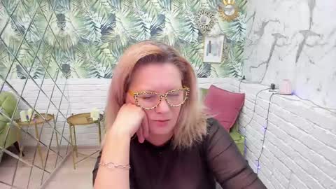 Snapshot of lea_fruit chatting on January 4, 11:43 am Lea online show from January 4, 11:43 am