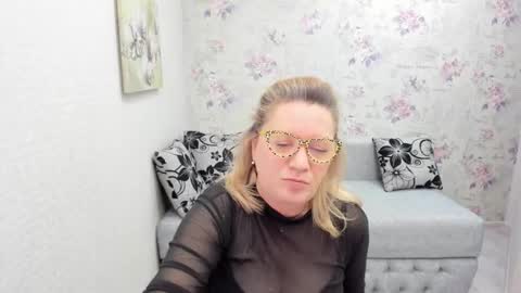 Snapshot of lea_fruit chatting on January 18, 8:31 am Lea online show from January 18, 8:31 am